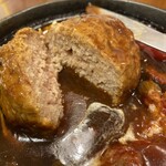 BREAD & DISHES Muginoki - 細挽き目の豚肉ハンバーグ　デミグラスソースの中にはトマト、きゅうり、ナスなどの野菜もたっぷり