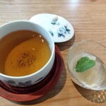 Sakurabayashi Saryo - 食後のほうじ茶とプチデザート。セットドリンクはコーヒーかほうじ茶を選べます。