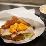 DEAN & DELUCA Cafes Roppongi - パンプキンクロワッサン (￥694)、アイスラテ (￥352)