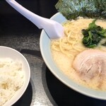 Yokohama Iekei Ramen Konshinya Mishima Ten - 塩ラーメン(大盛り無料)、くずれ味玉、ライス無料