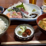 Serina - 刺身定食(地魚盛り合せ) 1480円。