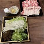 San Bettei Hanare - 野菜たっぷり、お肉はパイナップルアグー豚、脂少なめの肩肉とロース肉の2種類を選び、食べ比べ❤️