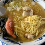 Drive-in Minato - 浜ラーメン（1150円）の大盛（100円）︰麺リフトアップ