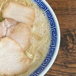 Jun Tonkotsu Musou - ラーメン大盛り800円　右