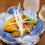 Koto - 手羽先の甘辛焼。白胡麻と黒胡椒の香りが、食欲をそそる