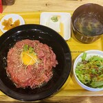 肉食酒場はらぺこピエトリン - とろけるローストビーフ丼定食