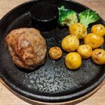 Private room Izakaya AGaRu Honatsugi Ekimae Ten - カットする前の一日10食限定 肉汁あふれる渾身のハンバーグ