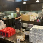 三津森本舗 - 感じの良い店員さん（写真撮影許可はいただいてます）