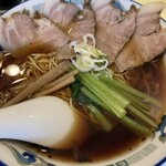 Marucho - 青菜、メンマ、ネギがのるチャーシュー麺