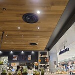 CAFE KALDINO Ikebukuro Shopping Park Ten - ISPの通路に面した、開放感ある空間。