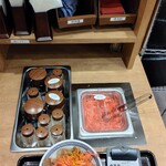 YOSHINOYA Shinjuku Yasukunidori Ten - 紅しょうがや 薬味 箸は提供口の横に