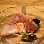 Washoku to Sake Haretoke - お造り：右からハタ、鰤、鮪。鮪はたたきで玉葱醤油が添えてあります。攻めてるわ。