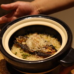 Washoku to Sake Haretoke - 土鍋ご飯：どうして私の好物をご存知なの？と思ったんですが、各席同じだったのでオットの計らいではなかったよう。脂ののった秋鮎と実山椒最高すぎました