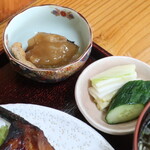 Inakaya - 【限定３名様】ぶりかま照焼定食（ライス，味噌汁，小鉢，サラダ，漬物付）「当店自慢の自家製味噌で作った具沢山味噌汁とご賞味ください。我が故郷の美味しいお米『あきたこまち』と地元の採れたて野菜を使用しております」※ランチメニュー表記通り