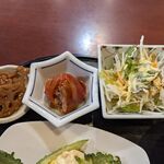 Okinawa Ishoku Zakaya Kodawari Bento Bingata - 副菜2つとサラダ