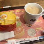 LOTTERIA Ochanomizu Eki Mae Ten - 【モーニングコンビ】半熟月見和風絶品チーズバーガー、ホットコーヒー