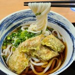 Udonya Koui Seimensho - 冷やしぶっかけうどん(税込500円)
                        トッピングは磯辺揚げ竹輪、刻み葱、刻み海苔、山葵
                        ぶっかけだから仕方無いけどつゆが少塩辛かったかなぁ
                        麺は軟らかくコシは少なめ、広島らしい饂飩ですね