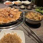 Samgyeopsal Senmon Ten Sottukon - パンチャンがテーブルを埋める