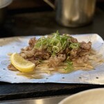 Hiroshima Fu Okonomiyaki Yuuka - 「あごすじ塩焼き」細切れのすじをサッと炒めたシンプルながらビールの進む美味しいあてb(ˊᗜˋ*)❑””