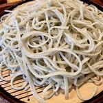 Takiji - 天せいろの蕎麦   綺麗な細麺。太めの田舎そばも提供されていましたが、私はこっちが断然好き♪ツユは辛めなのでほとんどつけず清らかな水と蕎麦の香りを味わってからほんの一口啜る感じがグー✊