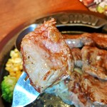 トマト＆オニオン - お肉をワンバンドさせてパクリ、うまいよね