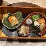 個室会席 北大路 - 前菜。オレンジ色のお豆腐がじんわり甘くて目にも鮮やか。全体的にはちょっとぎゅうぎゅうしている感じ。