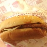 McDonald's Sanshainshitiaruta Ten - 久しぶりに食べたらなかなか美味しかったんだけど全く美味しそうには見えない可哀想なテリヤキマックバーガーさん150円。