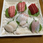 体験型民宿 葵 - 料理写真:マグロ三種、ホタテ、白身二種