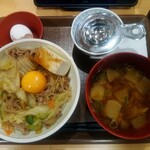 すき家 - 月見すきやき牛丼(中盛＋ねぎだく)、とん汁