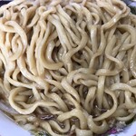 ラーメン二郎 - スープ吸いまくりニンニク絡んだ麺ウマい！