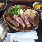 晩酌セット専門店 セットさん - ビフカツ定食。パパっと出てくるのに美味しい