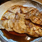 とん亭 - ◯ポーク網焼き（単品）
            ランチはこのメニューがお安く食べられるけれど
            豚肉の量が少なくなるかも❔
            
            これは凄く柔らかな豚肉だねえ❕
            上質な豚肉を使われていることと
            仕込みで柔らかくする処理をされてる❔