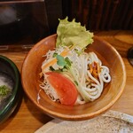 とん亭 - ◯サラダ
            酸味控えめな優しい味わいのフレンチドレッシング
            
            スパゲティにはハンバーグにも掛けられている
            ウスターソース味をシッカリ強めに感じる
            デミグラス❔ソースとなる