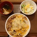 Sukiya Honyawata Eki Minamiguchi Ten - チーズ牛丼大盛