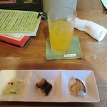 Bistro Jioban - カクテルは自分で注文したけど、ファジーネーブルだったかな〜?お通し3種。