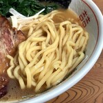 Ramen Kurumaya - ツルっとして弾力のある中太麺。