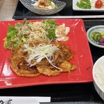 Gohan Dokoro Takumiya - 生姜焼きのアップです。お皿が赤い！