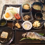 Iwana no Sato - 朝ごはん。ごはんは自分でよそう。あっ、よそう、って全国区のメジャーな表現ではないらしいけど。