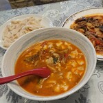 Silk Road Murato - 麺スープ税込950円。短く切った平麺と野菜の熱々トマトスープ。唐辛子の辛さが癖になる。