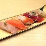 Cho Gourmet Kaiten Sushi Musashimaru Kosai Ten - 店長一押し！5貫盛り（800円）