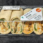 FamilyMart Sereo Hachioji Ten - ...「トルティーヤ 豚生姜焼とスパイシーチキン（369円）」、うま！こんな美味しい物が400円以下で食べられる時代って☆彡