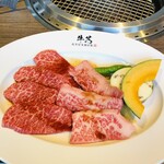 Yakiniku Gyushin Izumikita Ten - ロースとカルビ肉大盛。