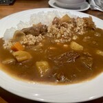 Takara Chaya - ★牛すじカレー(コーヒー付)
      プルコギ風なのかな？？
      結構甘めに煮込んであるだろう牛すじが凄く合う♪
      しかも脂っぽくないのにホロホロに柔らかい！
      ウマウマ♡