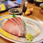 takamatsuenajisutando hajimeshouten - ハマチのお刺身
                        肉も魚もあるのが、お店の嬉しい特徴◎