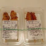 Souzai Kawamura - 焼鳥もも １パック ２本入り (税抜)320円 と 焼鳥 皮 １パック ２本入り (税抜)320円  (2023.10.12)