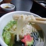 Hana Murasaki - 麺はやや細いコシのある麺、でももしかしたら早く食べないとのびるかな？と思ってご飯より先にこちらをいただく事にしました。
                      