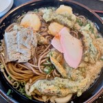 Daisuke Udon Iyo Hakura Ten - 黒どんぶりそば三玉、うどん二玉(ねき、あげ玉、杵つき揚げ餅、ちくわいそべ揚げ、じゃこ天かまぼこ入り)