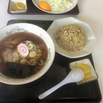 Bikkuri Ramen - チャーハンセット、980円。お新香付。