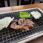 Kashiwa Amiyaki Shokudo Shinsan - 網焼きスタイルで鶏焼肉を頂く