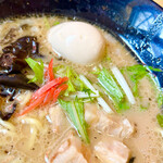 イツキ ザ ラーメン - 友達の味玉トッピング　水菜とキクラゲ、紅しょうが　byまみこまみこ